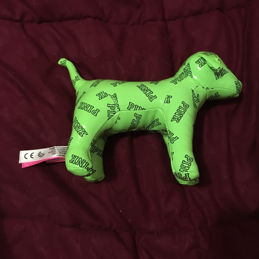 Medium green vs pink dog